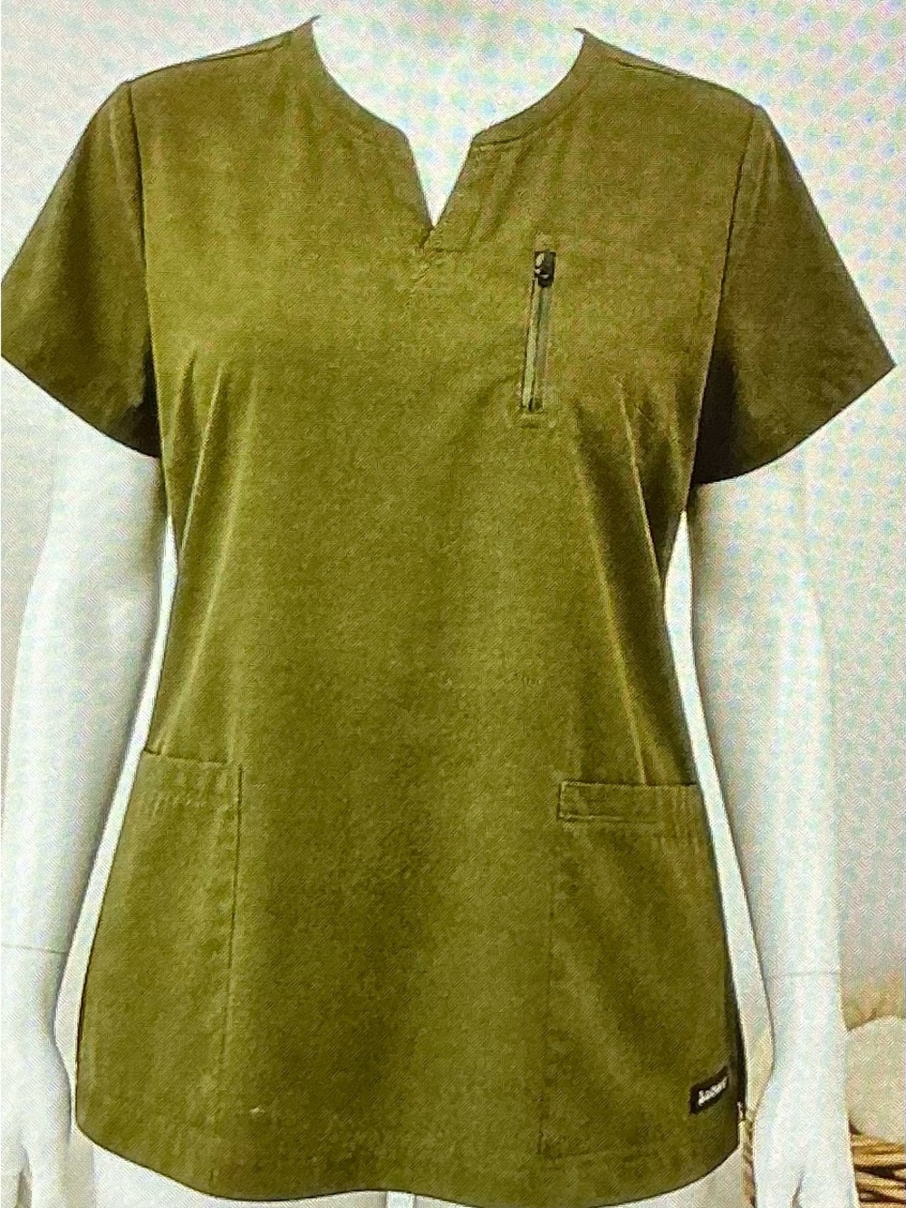 SCRUB TOP 1X  OLIVE GREEN   FUNCTIONAL, FLATTERING, MADE TO MOVE.